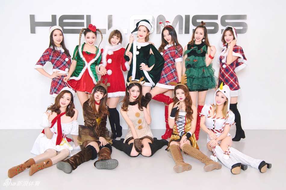 广厦啦啦队圣诞化身小麋鹿 灵动祝福温暖球迷心 啦啦队队员手托金色礼盒,头戴麋鹿发箍,笑容甜美,仿佛正要派送圣诞惊喜。