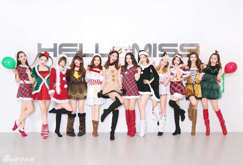 广厦啦啦队圣诞化身小麋鹿 灵动祝福温暖球迷心 广厦啦啦队全员化身小麋鹿,红色短裙搭配麋鹿发饰,在球场中央留下圣诞大合影,笑容灿烂。