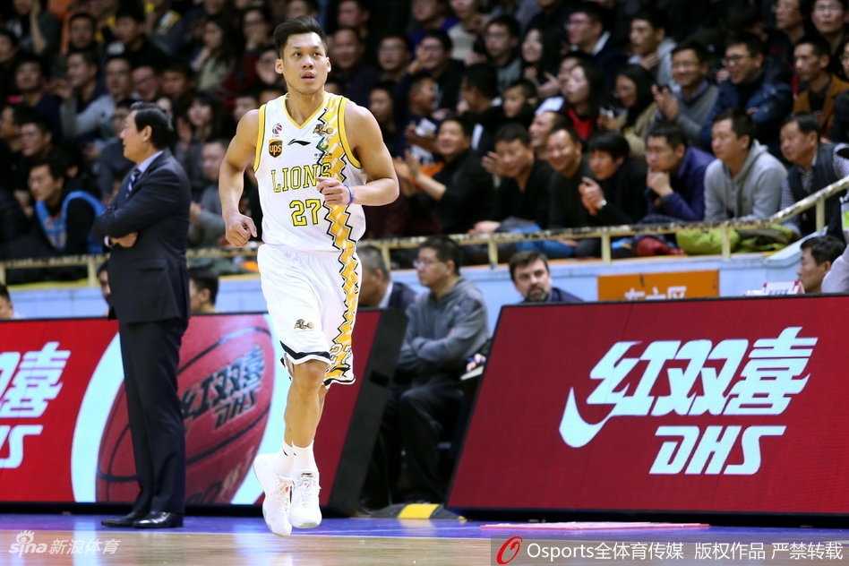 广厦复仇之夜:福特森三双掀翻新疆,胡金秋内线制霸 新疆队西热力江目光如炬,紧紧跟防广厦队的进攻球员,他的双手不断干扰着对手的运球路线,展现了铁血防守本色。