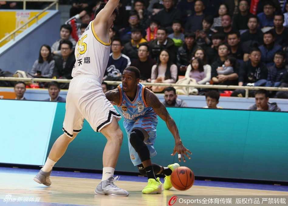 广厦复仇之夜:福特森三双掀翻新疆,胡金秋内线制霸 广厦核心福特森在新疆队严密防守下依然闲庭信步,他轻巧地运球穿越防线,眼神中透露出必胜的决心。