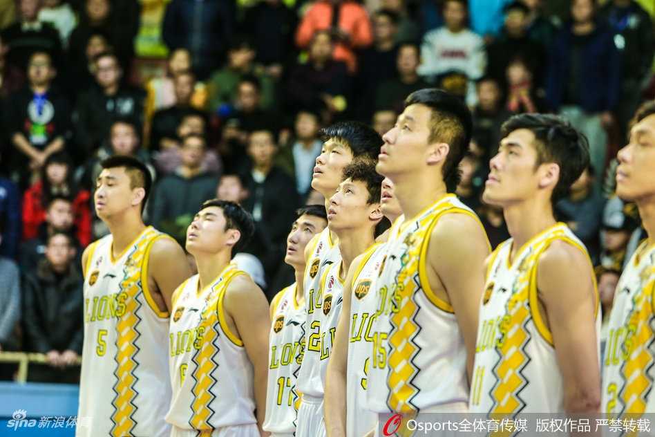 广厦复仇之夜:福特森三双掀翻新疆,胡金秋内线制霸 大胜之后,广厦男篮的球员们在中圈附近围成一圈,互相击掌鼓励,脸上洋溢着胜利的喜悦和团队的凝聚力。