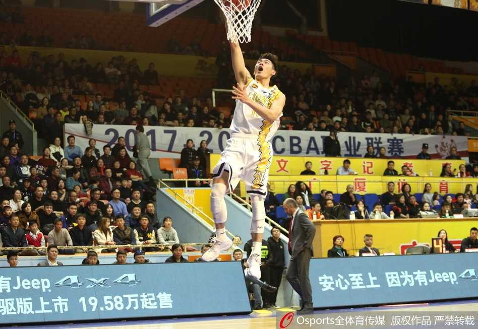 广厦掀翻吉林豪取八连胜 青春风暴席卷联赛 广厦外援博洛西斯在吉林内线悍将的贴身紧逼下,依然稳健地控制着篮球,他的眼神坚定,正在寻找最佳的时机将球分给外线插上的队友,展现欧洲内线的细腻技术。