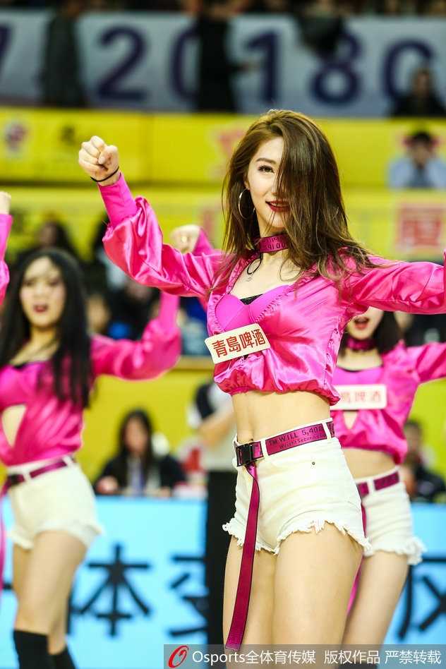 广厦篮球宝贝热舞助威,主场激战吉林东北虎 与观众击掌互动,篮球宝贝将看台气氛推向高潮,小球迷脸上洋溢着幸福的笑容。