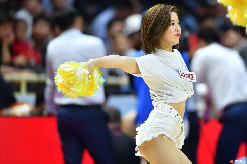广厦篮球宝贝热舞助威,主场激战吉林东北虎 高难度托举动作完美呈现,被托起的宝贝如飞天神女,展现篮球宝贝的专业与默契。
