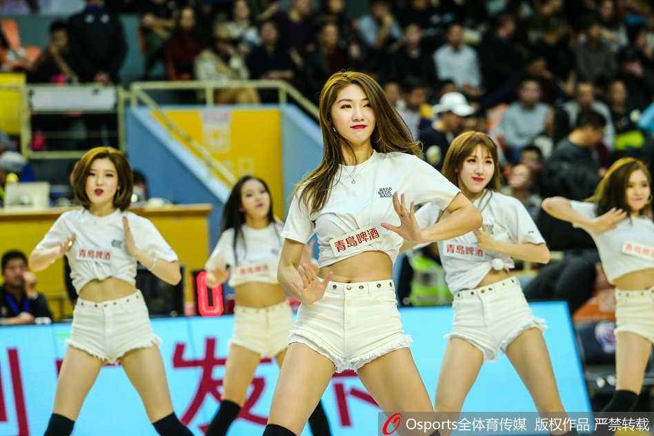 广厦篮球宝贝热舞助威,主场激战吉林东北虎 动感旋律中,宝贝们舞动金色花球,笑容灿烂如冬日暖阳,让全场观众忘却寒冷。