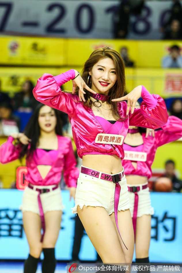 广厦篮球宝贝热舞助威,主场激战吉林东北虎 特写镜头下,宝贝眼神坚定自信,精致的妆容与闪亮发饰相得益彰,仿佛在说‘广厦必胜’。