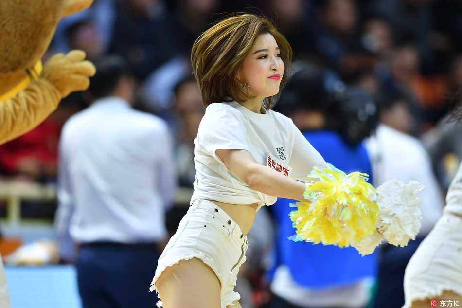 广厦篮球宝贝热舞助威,主场激战吉林东北虎 宝贝们腾空跃起,长发飘扬,身体在空中划出优美弧线,青春活力感染每一位观众。