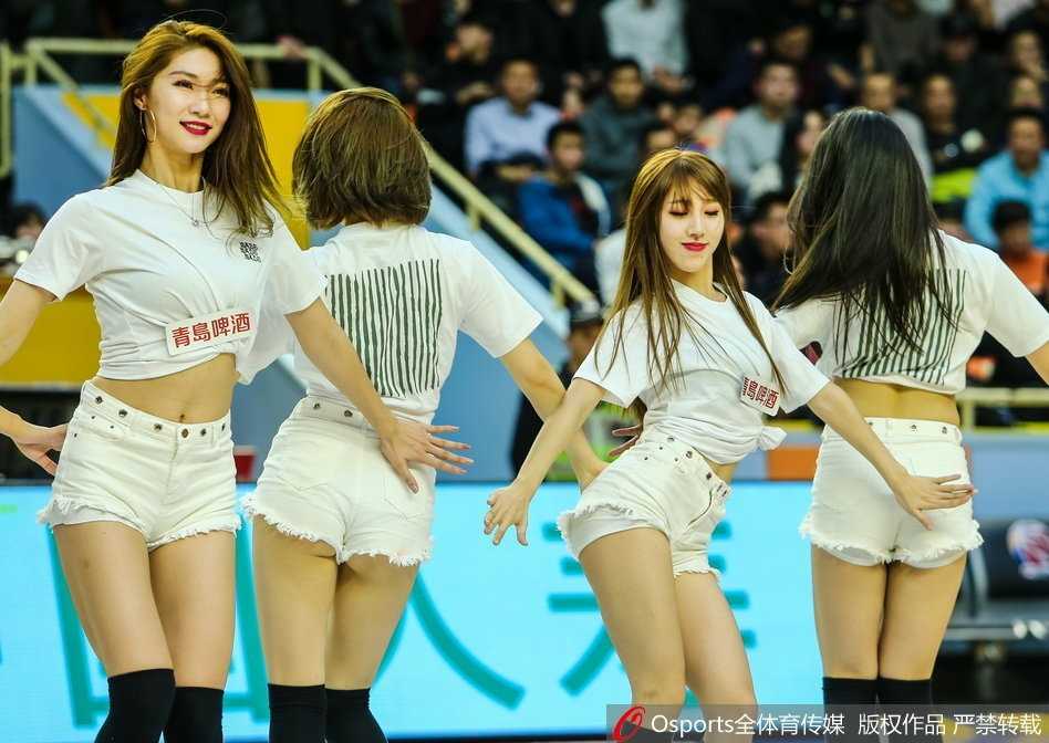 广厦篮球宝贝热舞助威,主场激战吉林东北虎 广厦篮球宝贝们摆出酷炫开场造型,金色花球与灿烂笑容瞬间引爆全场热情。