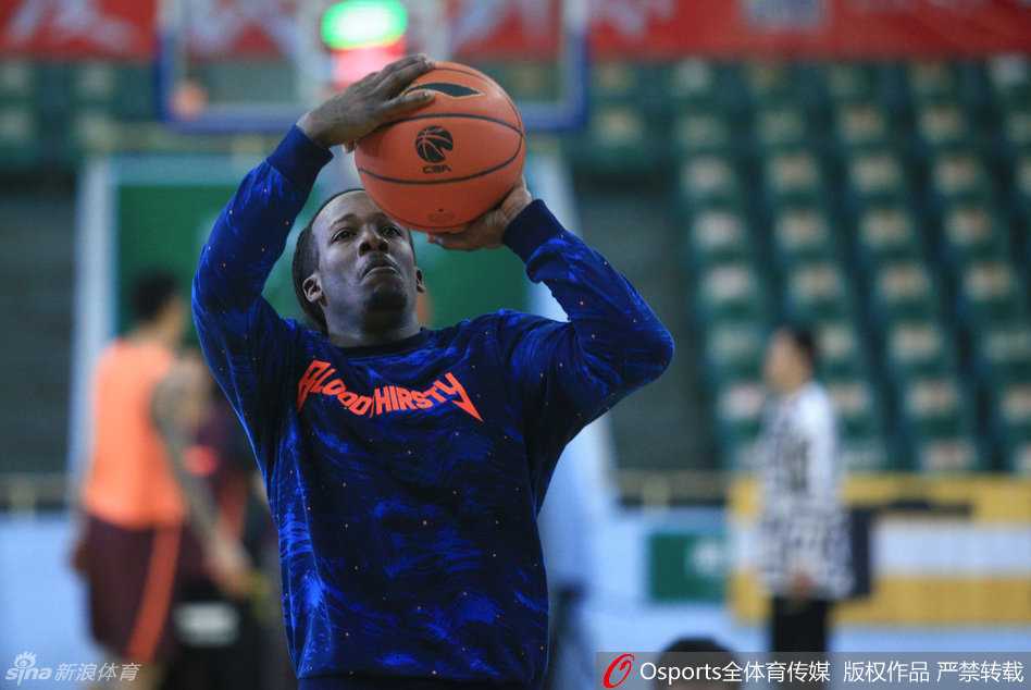 外援考特尼·福特森在训练馆中舒展身体，目光如炬，仿佛一头即将出击的猎豹，为即将到来的激战做最后准备。