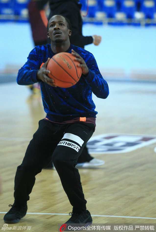 年轻的胡金秋在内线卡位要球，眼神坚定而犀利，面对防守他的出手动作一气呵成，展现出与他年龄不相符的成熟与果敢。