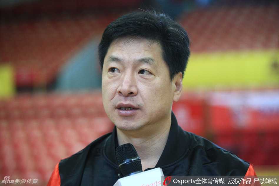 2017年2月12日的训练课上，广厦队员们进行着高强度的战术演练，专注的神情和积极的拼抢让整个训练馆充满了备战季后赛的紧张气息。