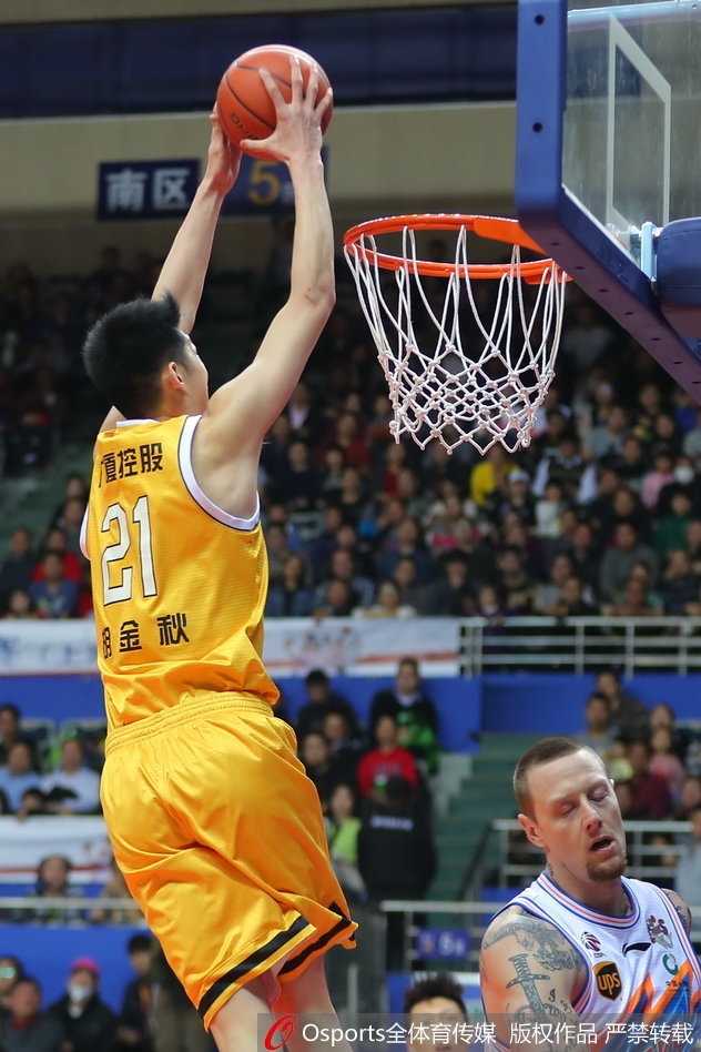 上海队“寂寞大神”弗雷戴特面对广厦球员遮眼防守，毅然起跳出手三分，皮球在空中划出彩虹弧线，眼神中带着一丝不甘。