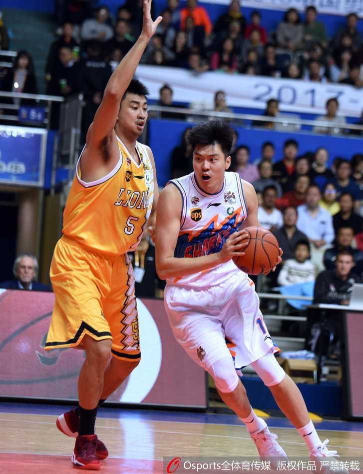 比赛最后时刻，上海队年轻球员唐子豪获得上场机会，他持球面对广厦老将林志杰的严密防守，眼神中透露出初生牛犊不怕虎的冲劲。