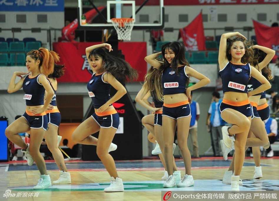 广州啦啦队赛场热舞,柔韧身姿惊艳天河 表演结束后,啦啦队员们向观众致意,脸上写满自豪与喜悦,成为赛场最美回忆