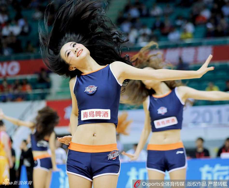 广州啦啦队赛场热舞,柔韧身姿惊艳天河 啦啦队员手持黄丝巾尽情舞动,专注的眼神和有力的舞姿,展现出青春的自信与活力