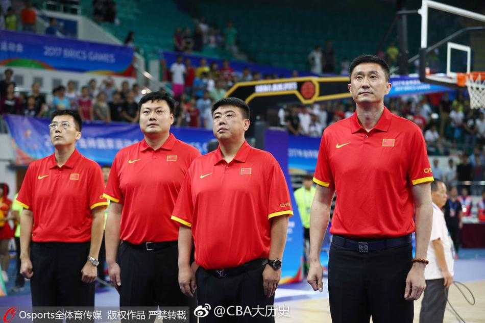 韩德君背身单打，用他庞大的身躯卡住防守位置，柔和的手感将球送入篮筐，这一攻一防之间尽显CBA顶级内线的技术与智慧