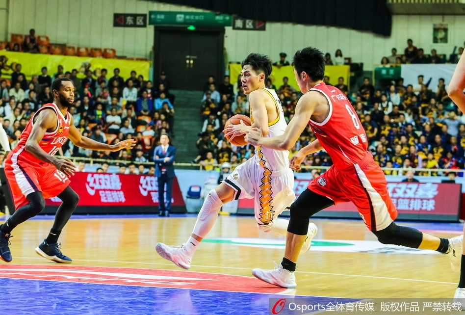 广州队外援弗格手感火热，高高跃起出手三分，篮球在空中划出完美弧线