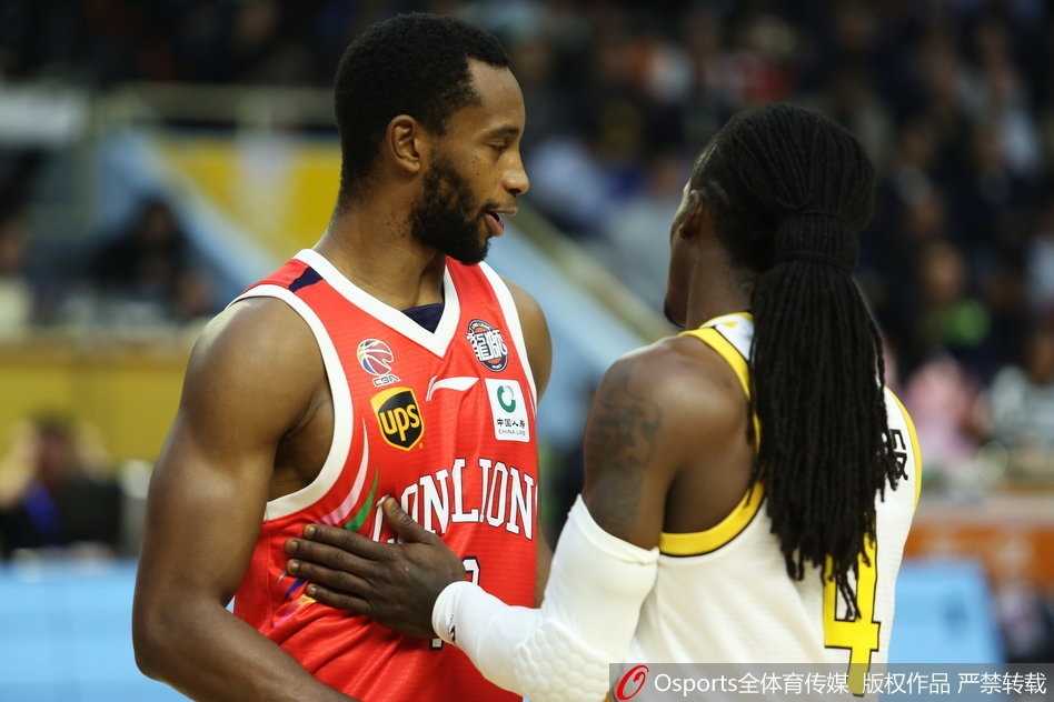 广厦队主教练李春江在场边神情严峻地指挥比赛，面对场上胶着的局势紧握双拳