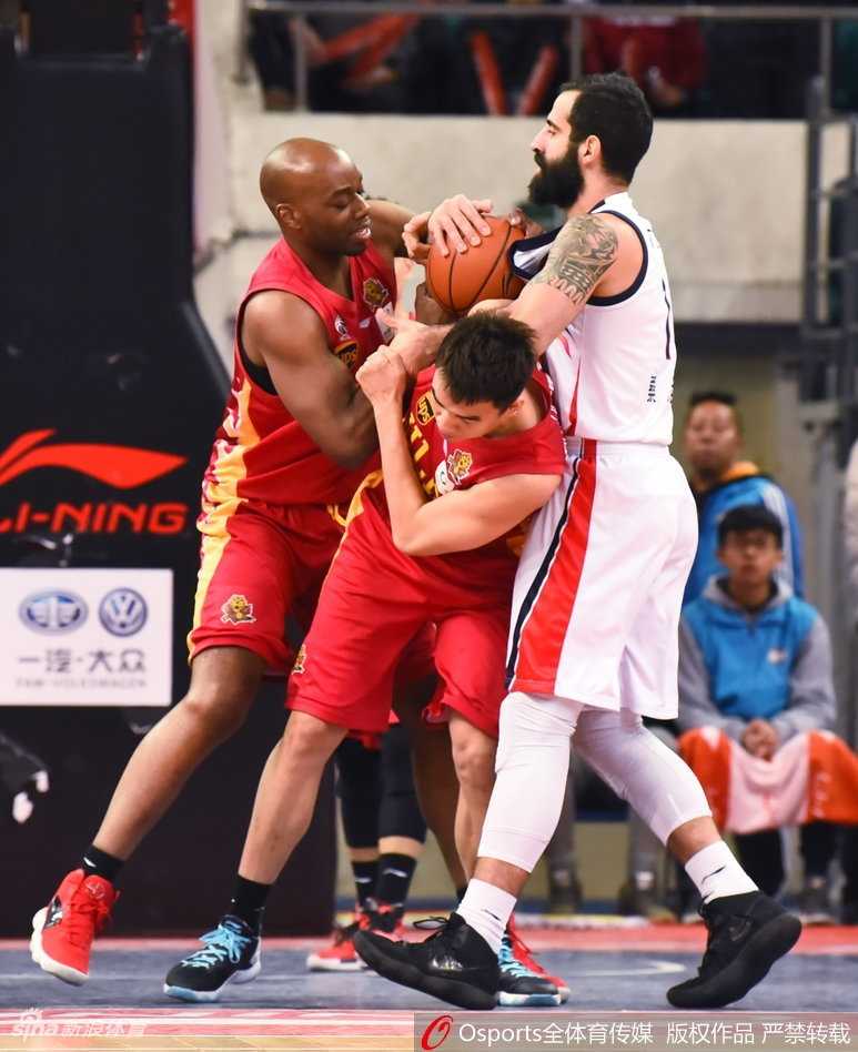 比赛结束后，广州队球员们并未立即离场，而是围聚在中圈附近，互相击掌鼓励，眼神中流露出对即将到来的季后赛的无限憧憬与坚定。