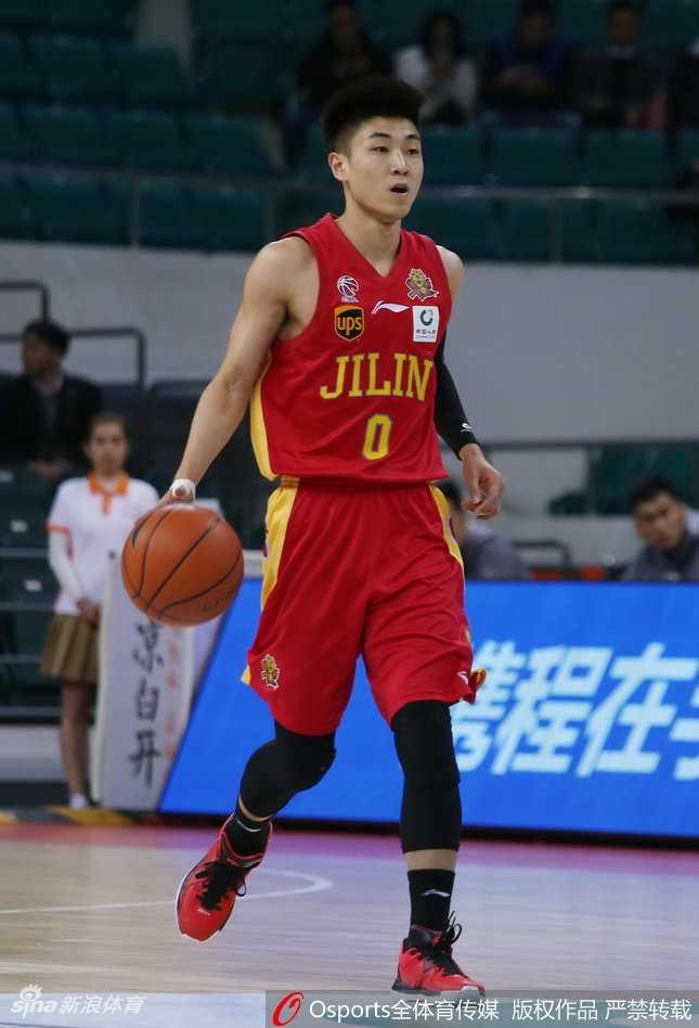 吉林队外援兰德里在人群中高高跃起，单手劈扣炸筐，尽管球队大比分落后，但这记重扣依然彰显了前NBA球星不可阻挡的爆炸力。