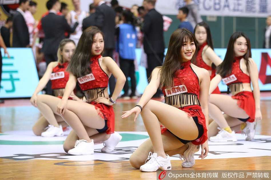 广州篮球宝贝热舞燃爆羊城 长腿翘臀演绎赛场活力 谢幕时宝贝们集体向观众致意,健康的小麦色肌肤和灿烂笑容定格了最美瞬间