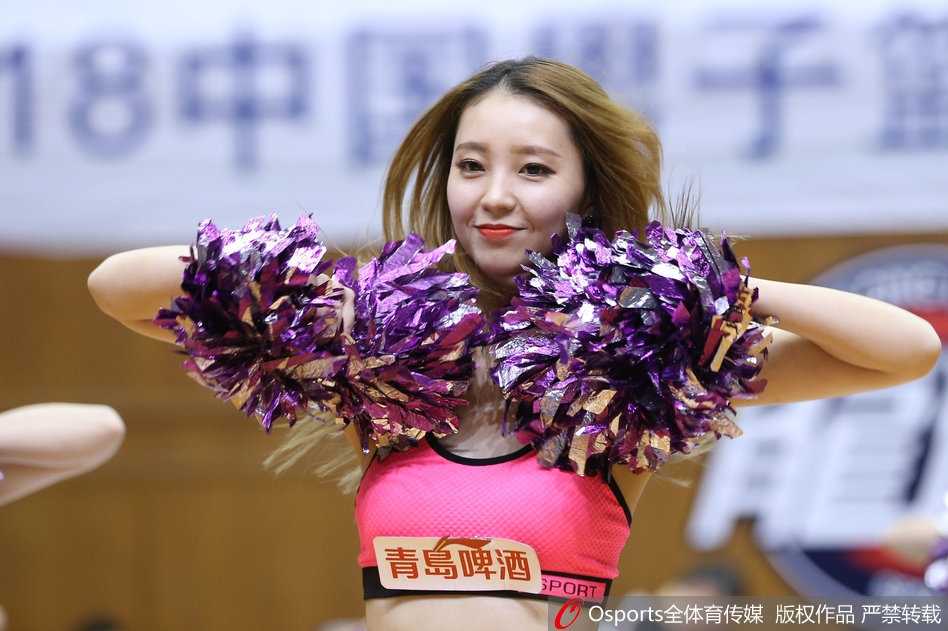 动感舞步踏出青春节拍，篮球宝贝们手中的花球随着动作上下翻飞，金色的裙摆在空中划出优美的弧线，为激烈的篮球对抗增添了几分柔美与灵动。