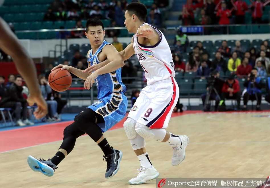 广州队三外援狂轰78分,主场106-96力克北京首钢赢得季后赛关键战 广州队球员在主场球迷震耳欲聋的助威声中,如同猛虎下山般突破北京队的严密防线,他坚毅的眼神直视篮筐,身体对抗中完全占据上风。