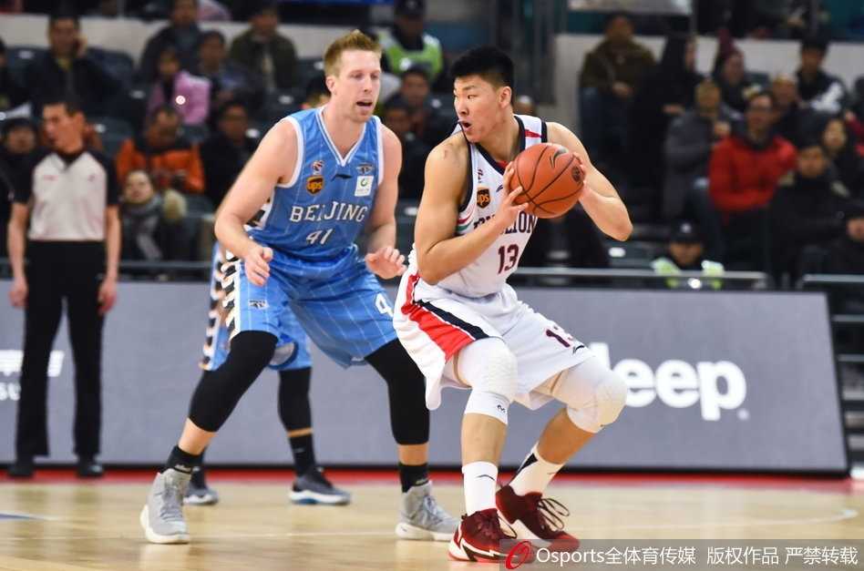 广州队三外援狂轰78分,主场106-96力克北京首钢赢得季后赛关键战 广州队球员在罗旭东命中关键三分后紧紧相拥庆祝,教练席也激动地挥舞着拳头,整个替补区的激情与看台上沸腾的球迷海洋融为一体。