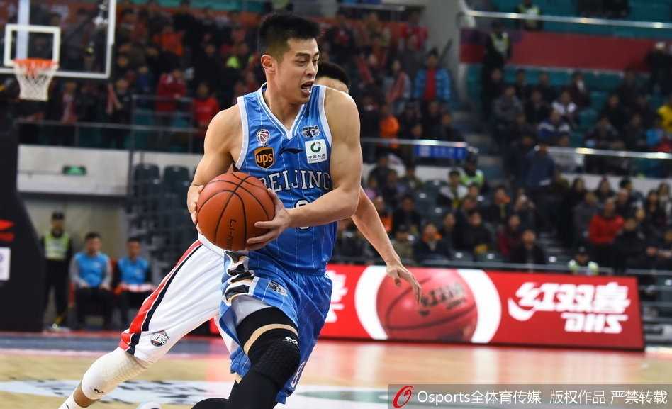 广州队三外援狂轰78分,主场106-96力克北京首钢赢得季后赛关键战 广州队外援汉斯布鲁在三人包夹下依然摘下前场篮板,他怒吼着强行起跳,肌肉线条分明的手臂将球狠狠地砸进篮筐,整个球馆为之沸腾。