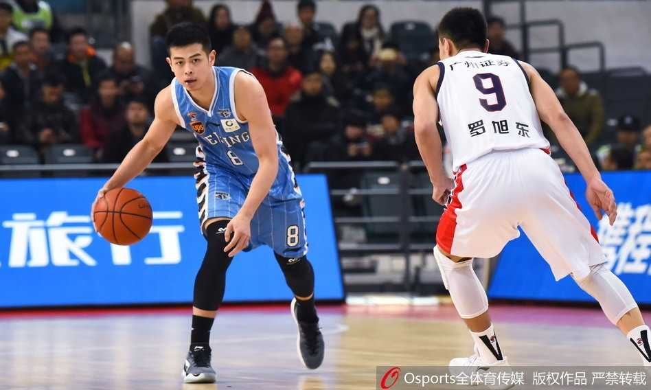 广州队三外援狂轰78分,主场106-96力克北京首钢赢得季后赛关键战 北京队翟晓川在倒地瞬间仍奋力将球拨给队友,他的眼神中充满了不甘和顽强,身后的广州队球员也奋力扑抢,完美诠释了这场比赛的激烈程度。