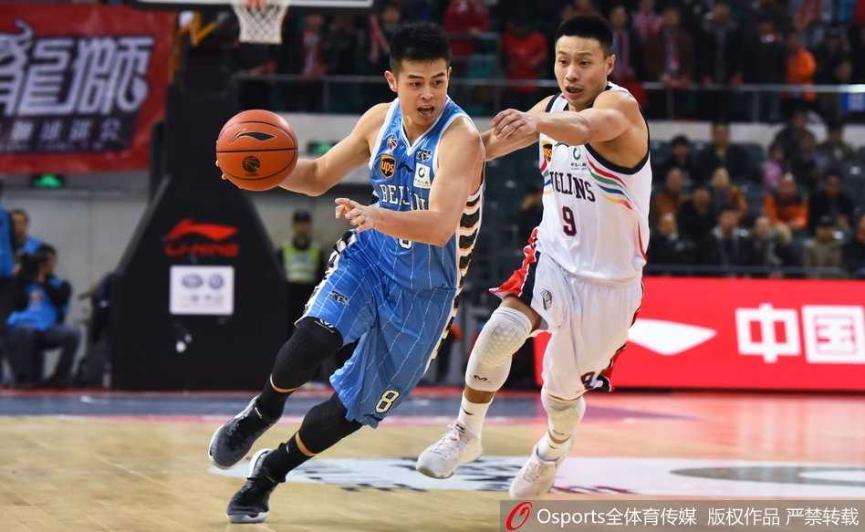 广州队三外援狂轰78分,主场106-96力克北京首钢赢得季后赛关键战 北京队外援汉密尔顿在对方内线汉斯布鲁的严密防守下,依然利用灵活的脚步强行转身跳投,两人的手臂在空中纠缠,肌肉碰撞的瞬间仿佛能听到闷响。