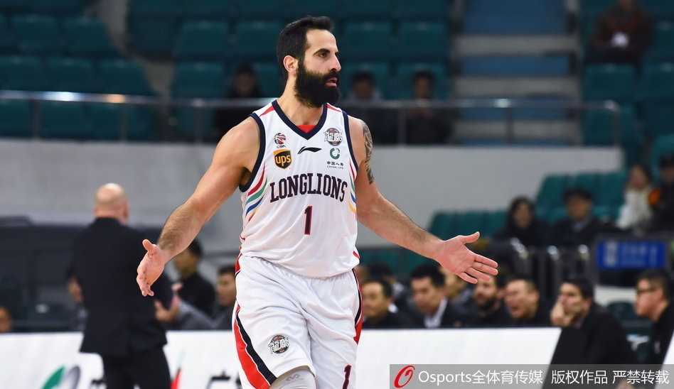 广州队三外援狂轰78分,主场106-96力克北京首钢赢得季后赛关键战 比赛结束后,广州队全体球员聚集在场地中央,手拉手向看台上久久不愿离去的球迷鞠躬致谢,汗水浸透的球衣在灯光下闪烁着荣耀的光芒。