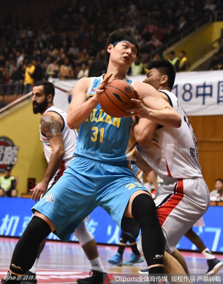 广州险胜福建终结连败,克里斯顿狂砍39分导演惊天大逆转 广州队罗旭东在快攻中轻松上篮,福建队两名防守球员只能目送皮球入网,广州队的反击浪潮势不可挡。