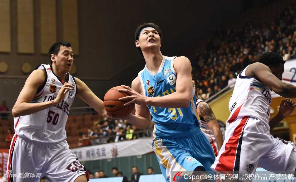 广州险胜福建终结连败,克里斯顿狂砍39分导演惊天大逆转 福建队外援史密斯在多人包夹下强行突破,他本场贡献了37分,是球队紧咬比分的重要火力点。
