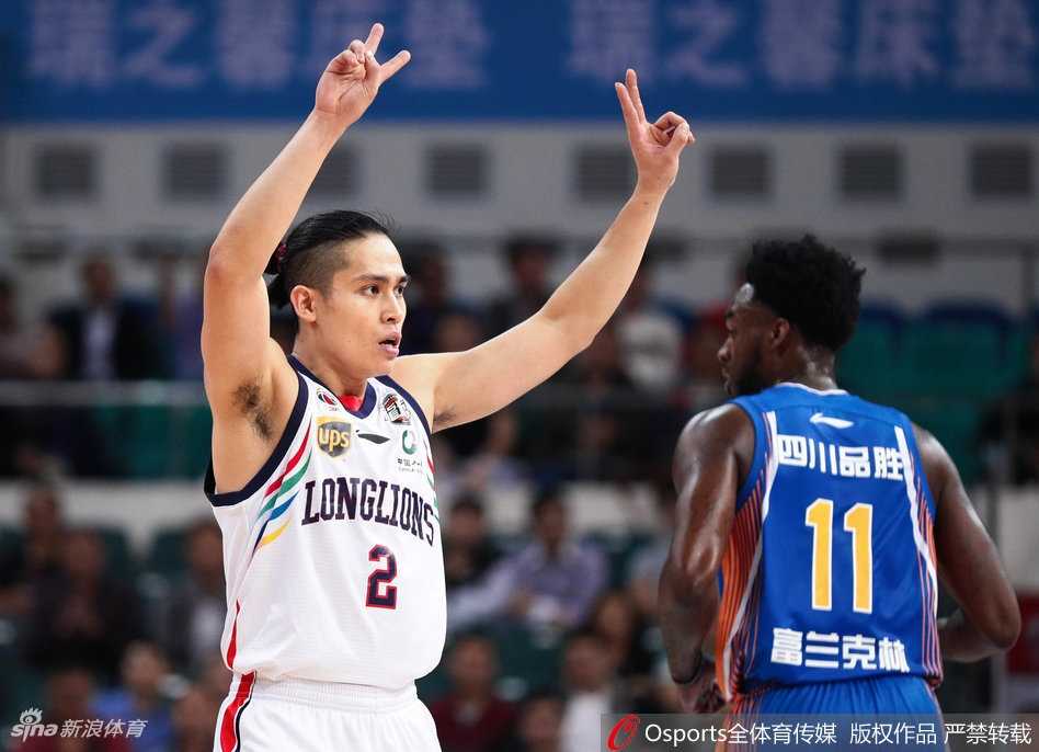 比赛结束后，广州队全体球员在场边围成一圈，为汉斯布鲁庆祝生日，场面温馨