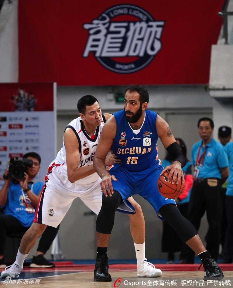 四川队外援哈达迪在广州队内线严密防守下艰难出手，眼神充满无奈