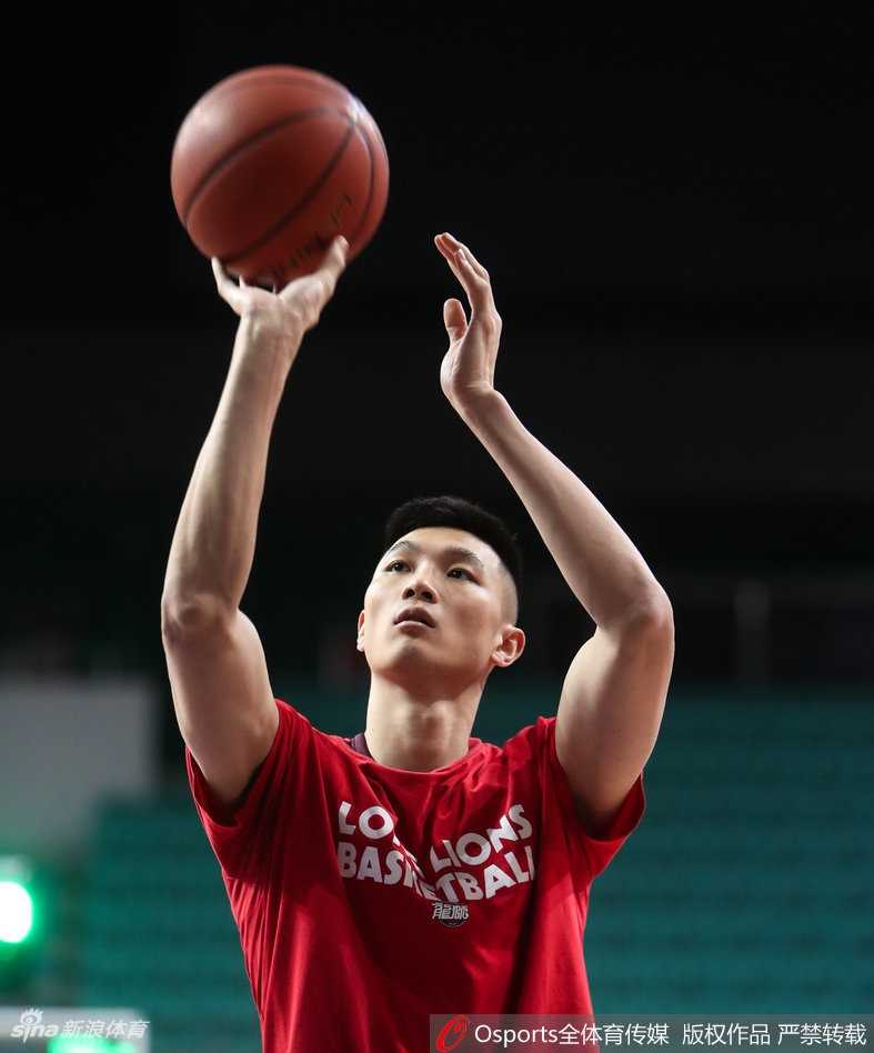 辽宁核心哈德森在训练中运球穿越全场，眼神里透露出对胜利的渴望，他身前的防守人形立牌仿佛在模拟当晚的激烈对抗。