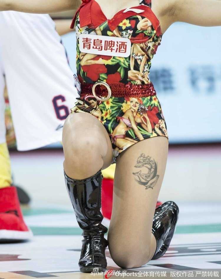 圣诞老人装扮的吉祥物与篮球宝贝击掌，共同为广州龙狮队加油。