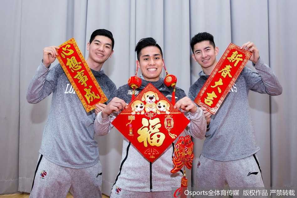 广州龙狮新春贺岁照里藏玄机,那些年我们一起追过的季后赛梦想 主帅崔万军手持龙狮队标春联,面露微笑,这位以严厉著称的教练在那个赛季将球队捏合成了一个坚强的整体,此刻的笑容里满是对弟子们拼搏精神的赞许。