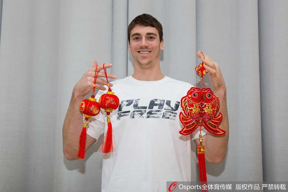 广州龙狮新春贺岁照里藏玄机,那些年我们一起追过的季后赛梦想 全队围在一起展示着巨大的“福”字,鞠明欣笑得格外灿烂,作为经历过球队最低谷时期的老将,此刻的他正享受着突破历史的荣光,全队上下拧成一股绳的凝聚力透过画面扑面而来。