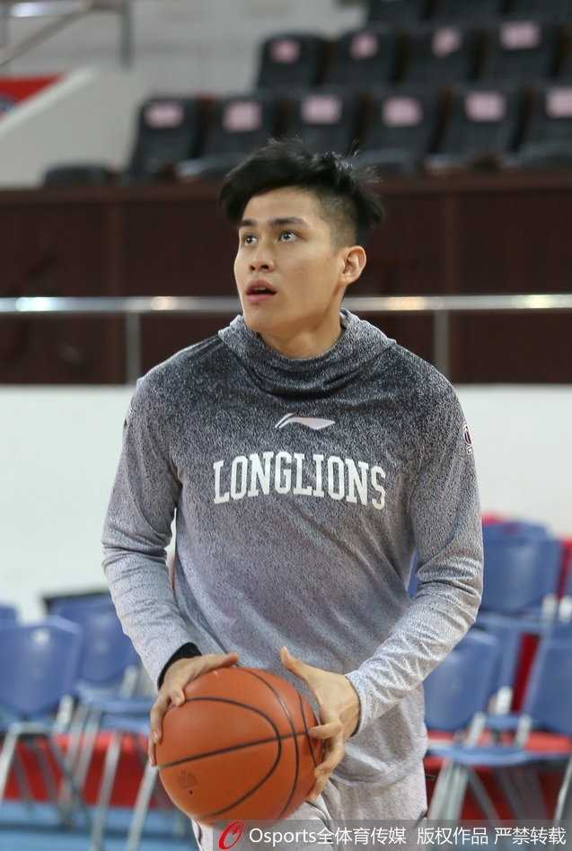 广州龙狮蓄力季后赛 第25轮前瞻 罗旭东在底角稳稳出手三分,篮球划出优美弧线,训练馆内回荡着刷网而过的声音。