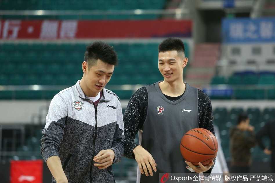 广州龙狮蓄力季后赛 第25轮前瞻 全队训练结束围成一圈,齐声高喊加油,手掌叠在一起,气氛热烈而团结。