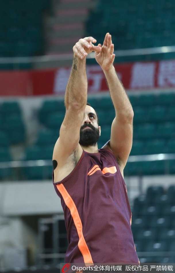 广州龙狮蓄力季后赛 第25轮前瞻 汉斯布鲁在篮下卡位要球,肌肉线条分明,准备用他标志性的强硬打法冲击内线。