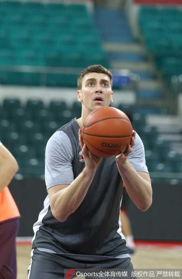 广州龙狮蓄力季后赛 第25轮前瞻 福格在训练中眼神坚毅,运球穿越全场,举手投足间尽显核心后卫的领袖气质。