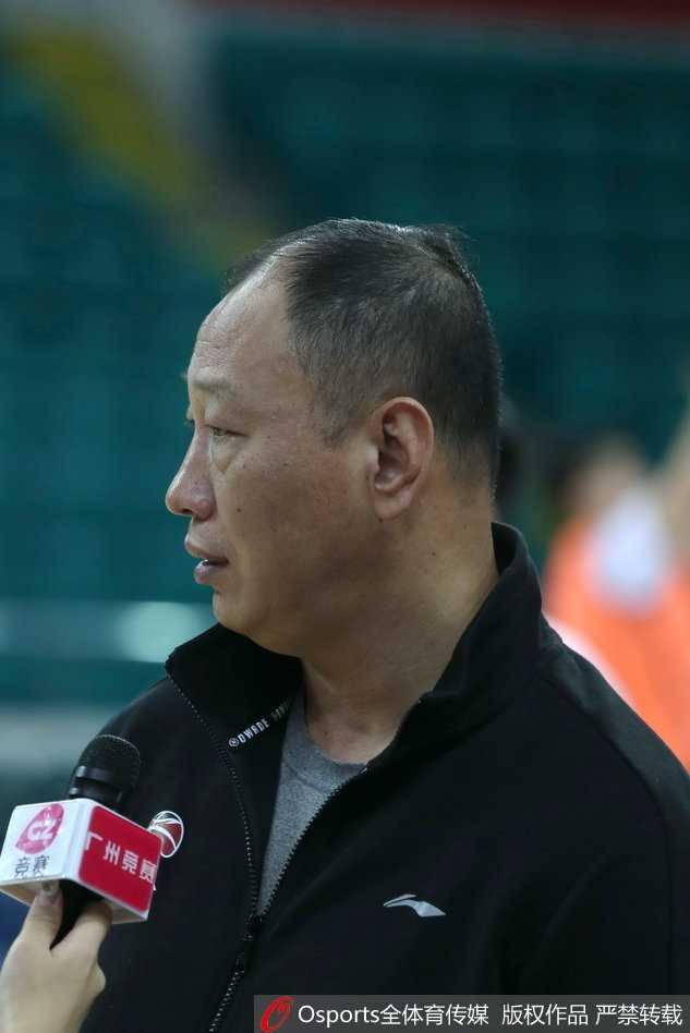 广州龙狮蓄力季后赛 第25轮前瞻 状元秀陈盈骏控球观察队友跑位,神情专注,正在寻找一击致命的机会。