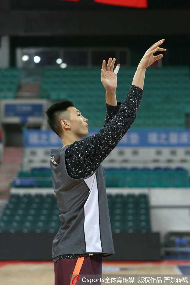 广州龙狮蓄力季后赛 第25轮前瞻 主帅崔万军在场边双手拢在嘴边,大声呼喊指导球员防守站位,神情严肃。