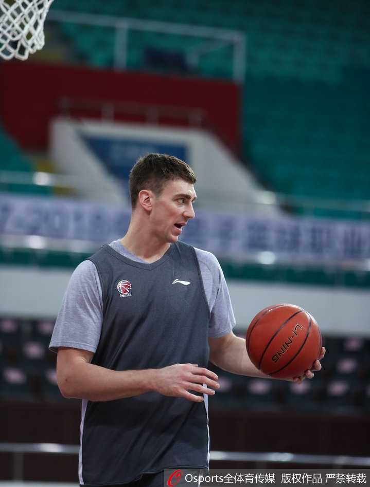 桑尼·萨卡基尼在训练中神情专注，右臂上繁复的彩色纹身在灯光下格外醒目，肌肉线条充满力量感。