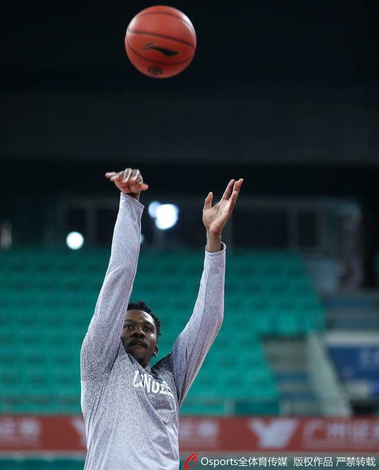 一名广州队年轻球员在训练间隙补充水分，汗水顺着脸颊滑落，身后的看台空旷而寂静，静待夜晚的决战号角。