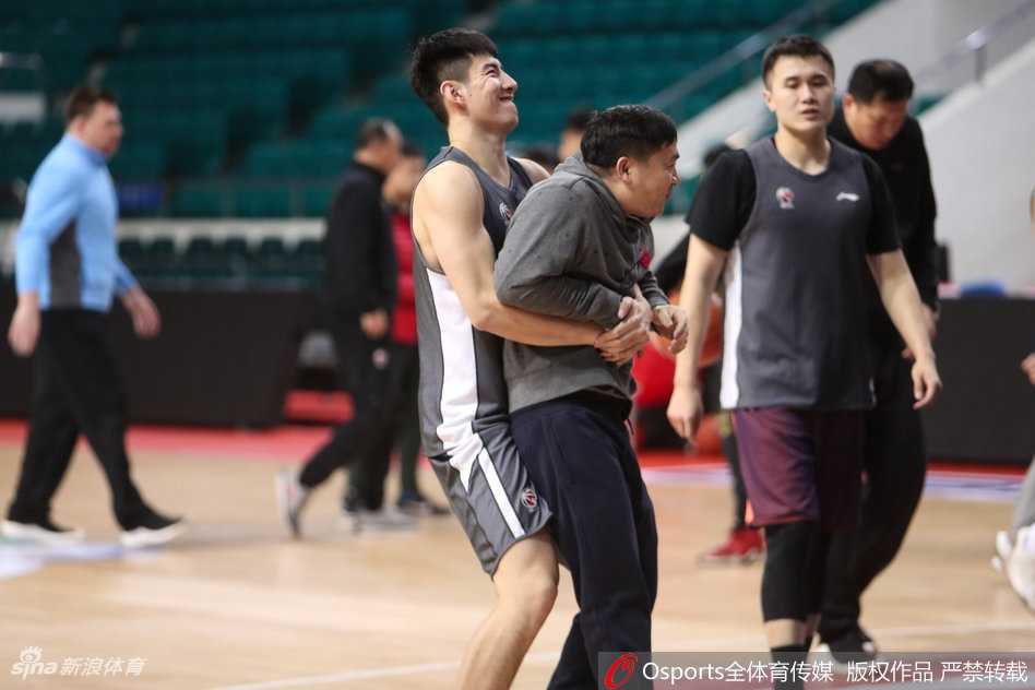 广州龙狮迎季后赛卡位战 三军用命苦练内功 广州男篮赛前训练,核心外援弗格在教练组陪同下进行投篮热身,目光坚定,神情专注。