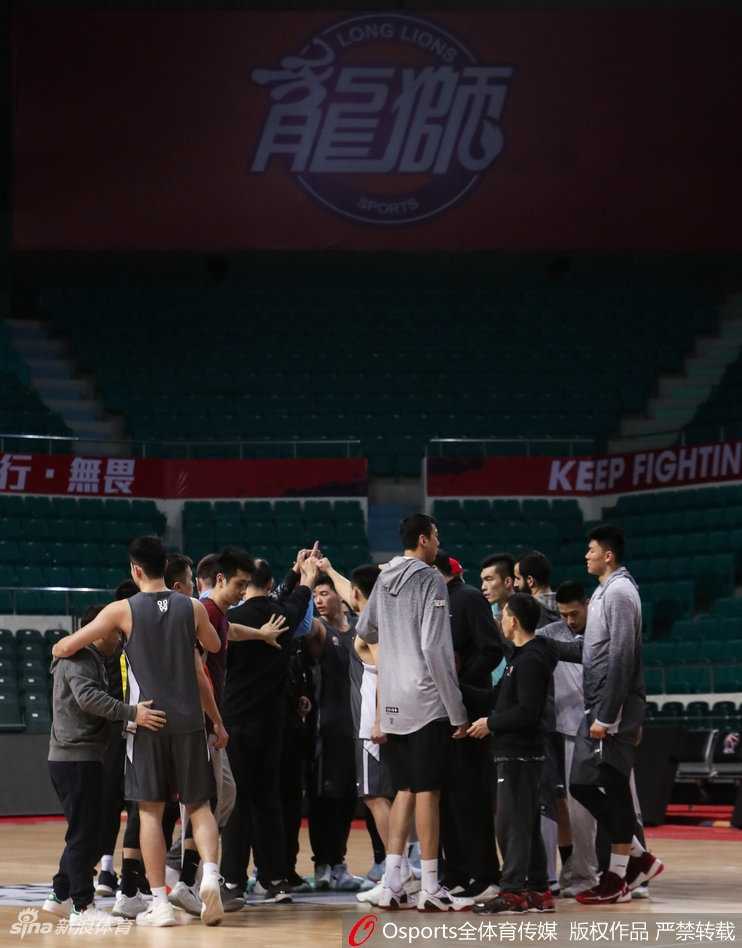 广州龙狮迎季后赛卡位战 三军用命苦练内功 训练中鞠明欣篮下强攻,面对队友的贴身防守强硬上篮,展现了球队内部对抗赛的高强度。